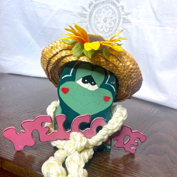 Vintage 1990s Wooden Frog Handmade Dangling Leg Frog Doll Figure Hand Painted - Picture 8 of 9